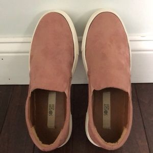 Pink casual shoe